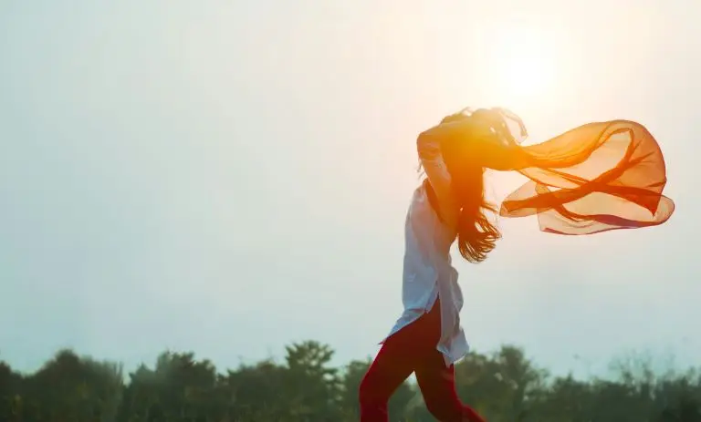 woman wlaking in the countryside enjoying the power of breathwork in nature