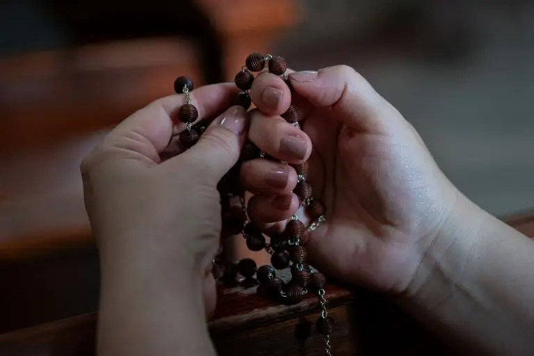 woman's hands with rosary, hesychia meditation